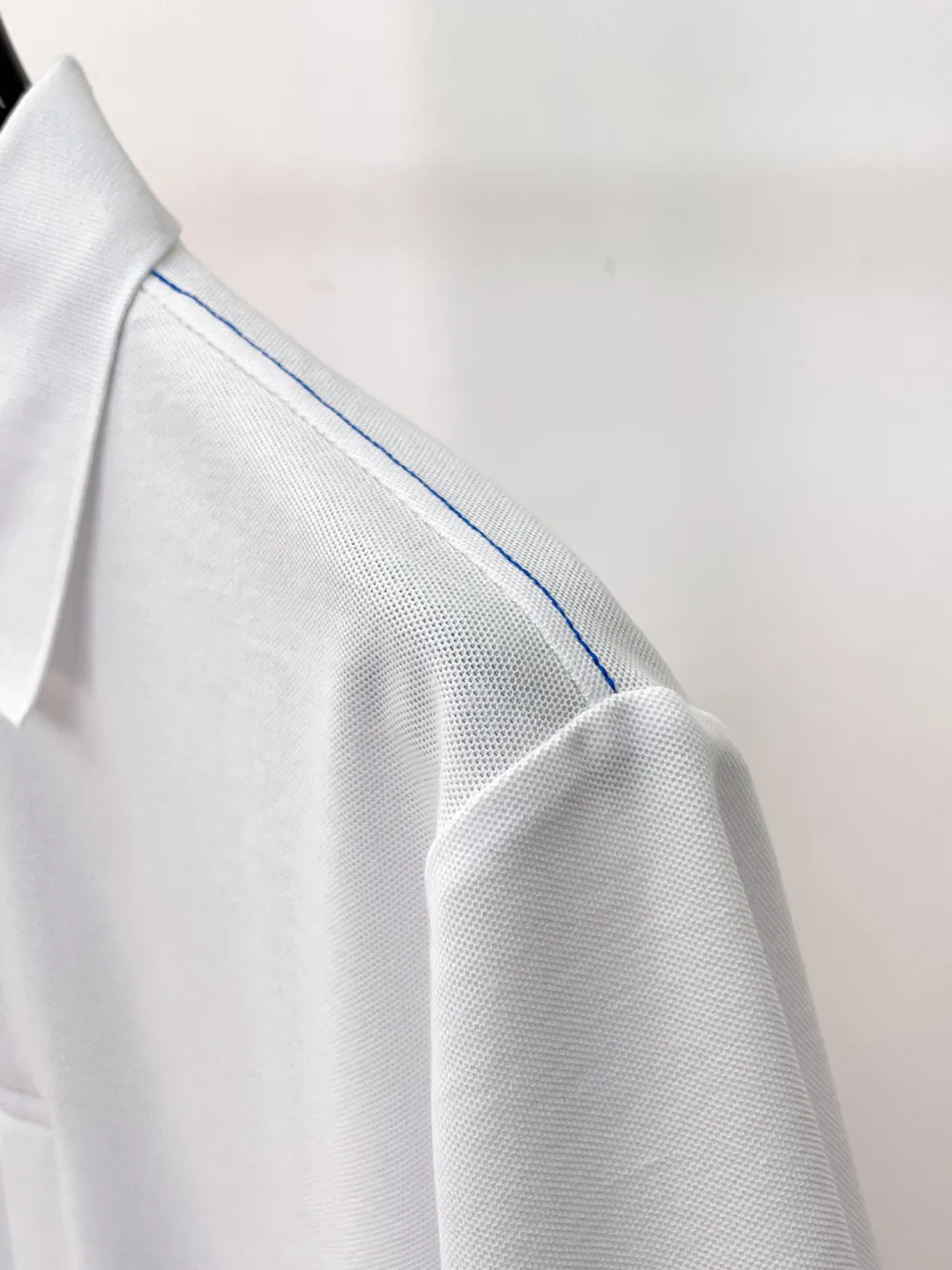 BURBERRY New Arrival Polo shirt, complete with three labels, original fabric, original customized accessories, official Same Style, using 210 grams of pure cotton pique fabric, customized same-tank dyed fabric, very comfortable and smooth to the touch, very wide and stylish, produced by a first-line brand on behalf of Factory, imported Behringer embroidery machine, embroidery is full and textured, imported Kangli direct-injection machine, printing is clear and textured, the collar rib is woven with imported yarn It will not lose shape after being worn for a long time. It is the most New Arrival style in spring and summer. It is fashionable and individual. It is super Versatile and looks good. It is very suitable for both men and women. It is a must-have for everyone. Size: S-XXL